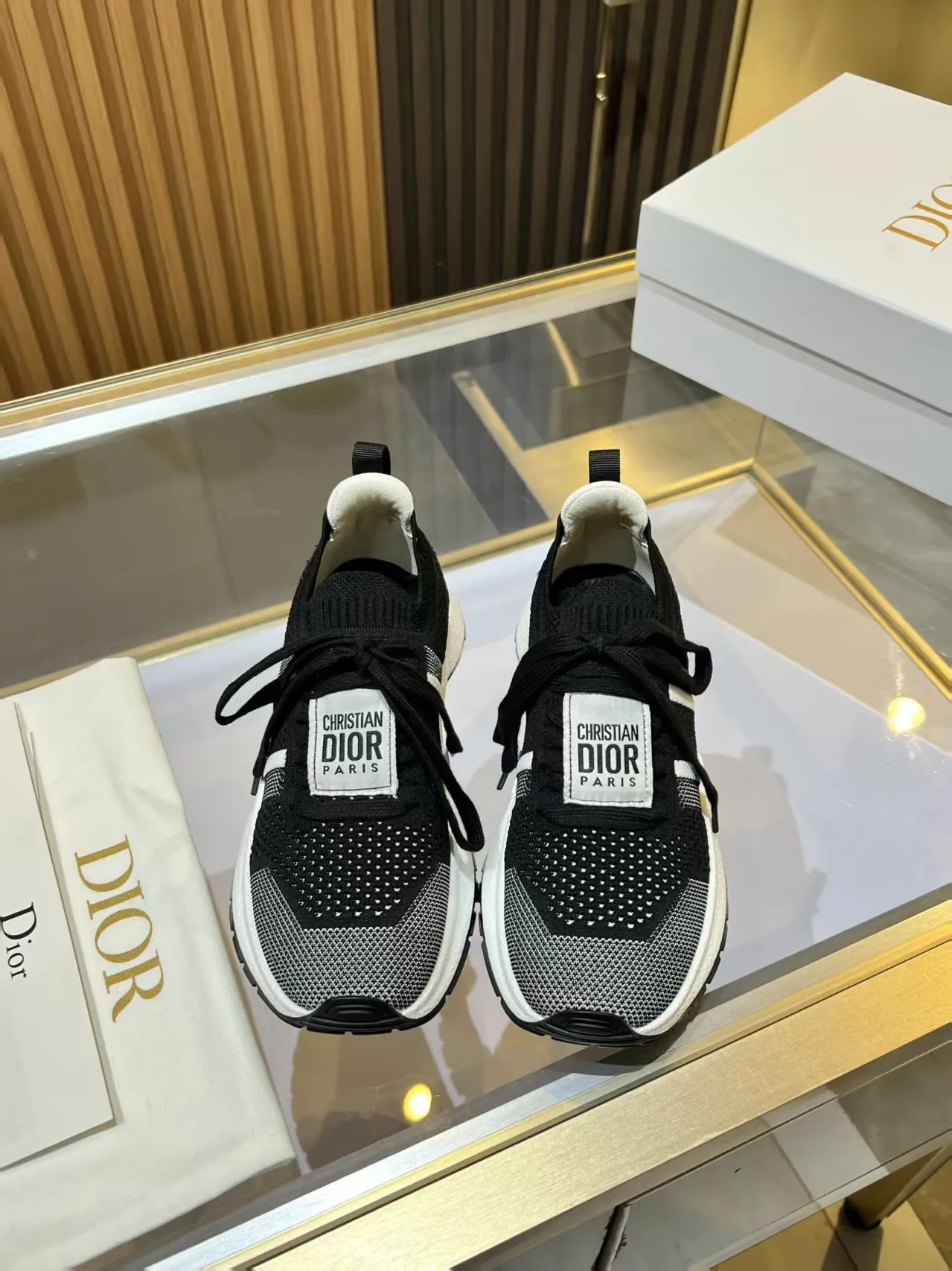 👟👟Ex-factory price 460👟👟 DIOR CHRONO Dior's new high-version, casual, business, all-in-one sports shoes. Simple and super versatile. The upper is equipped with a Logo cloth label. The upper is perfect and luxurious, and can be matched with any spring, summer, autumn and winter clothing. The upper foot is even more comfortable! The original material is disassembled and reproduced perfectly. The fly-woven upper is breathable and comfortable. The original super lightweight TPU absorbent film anti-slip outsole. Unique. Full of details. Fine workmanship. Worth owning. Equipped with original packaging at the counter. 3 colors available SIZE: 35--40 (41 can be customized)